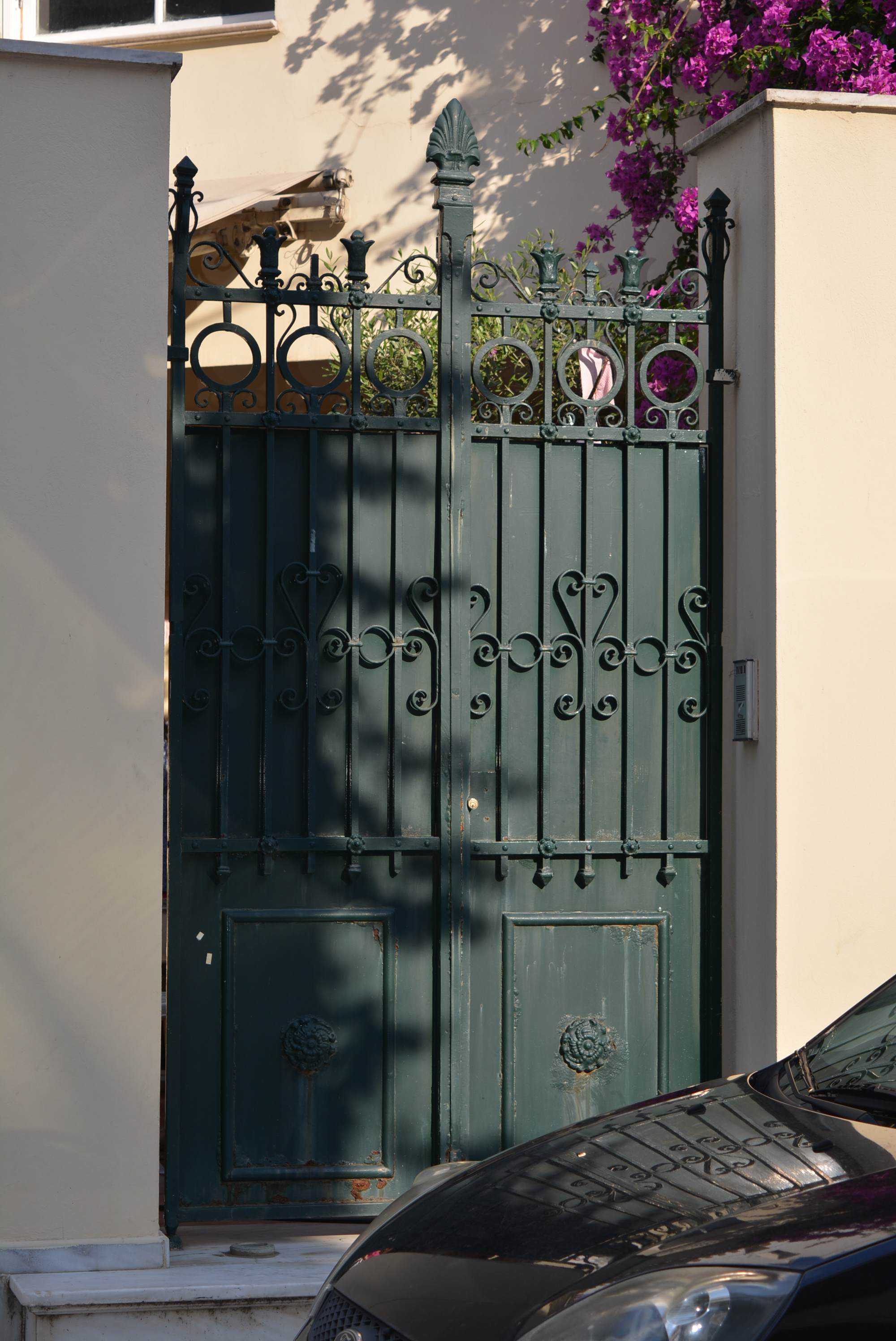 General view of yard door