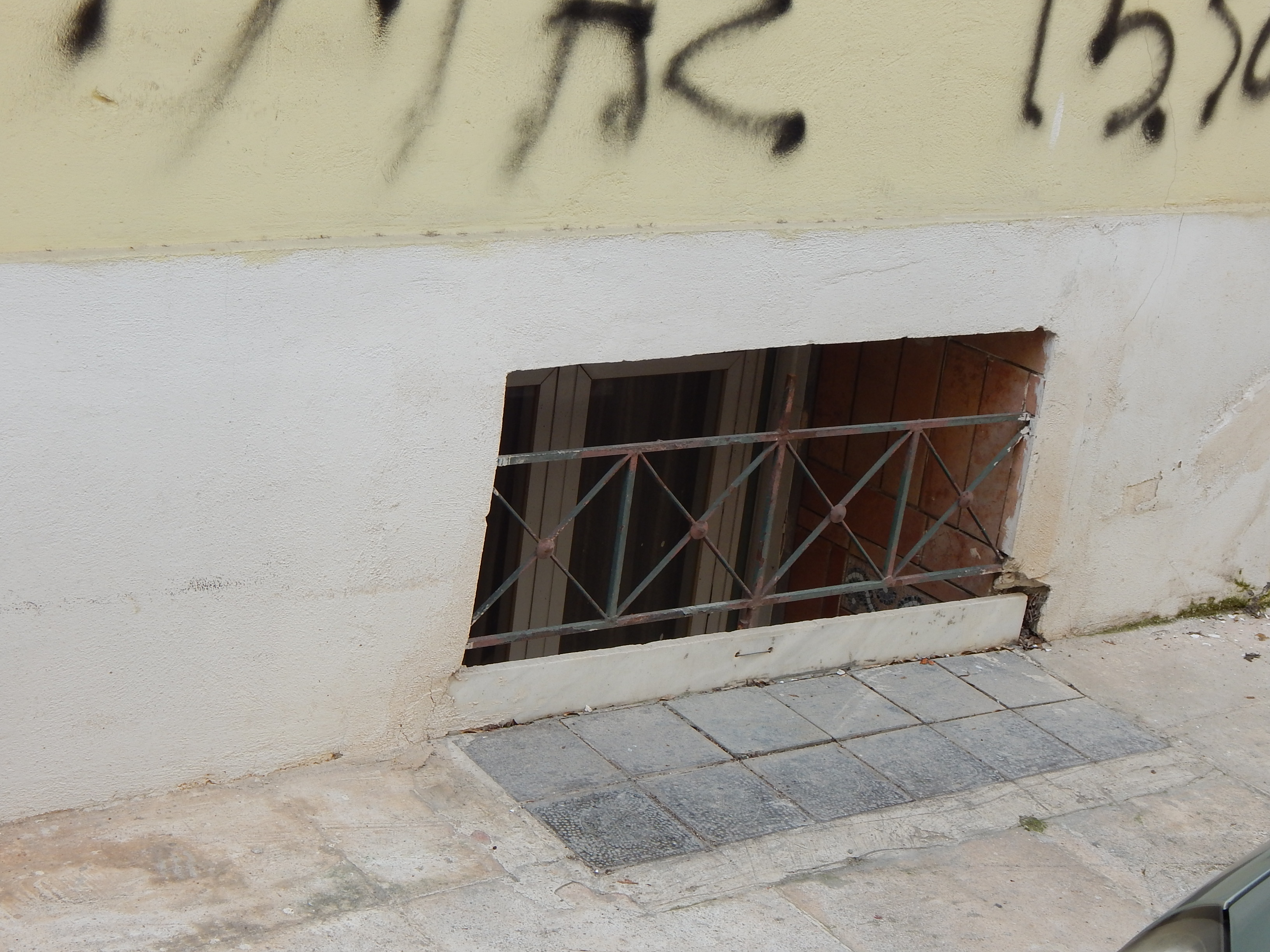 Παράθυρο υπογείου