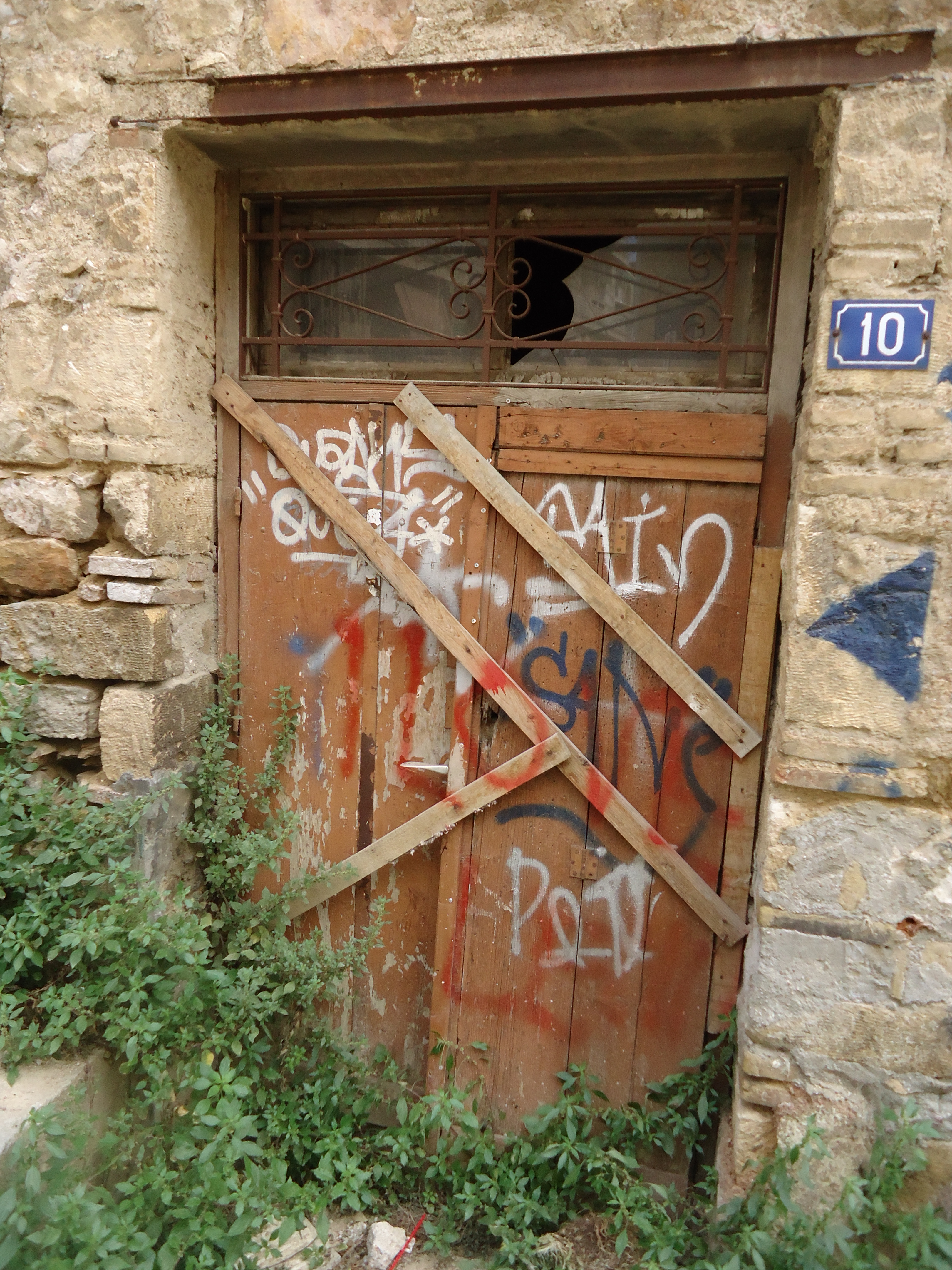 Θύρα εισόδου υπογείου (2015)