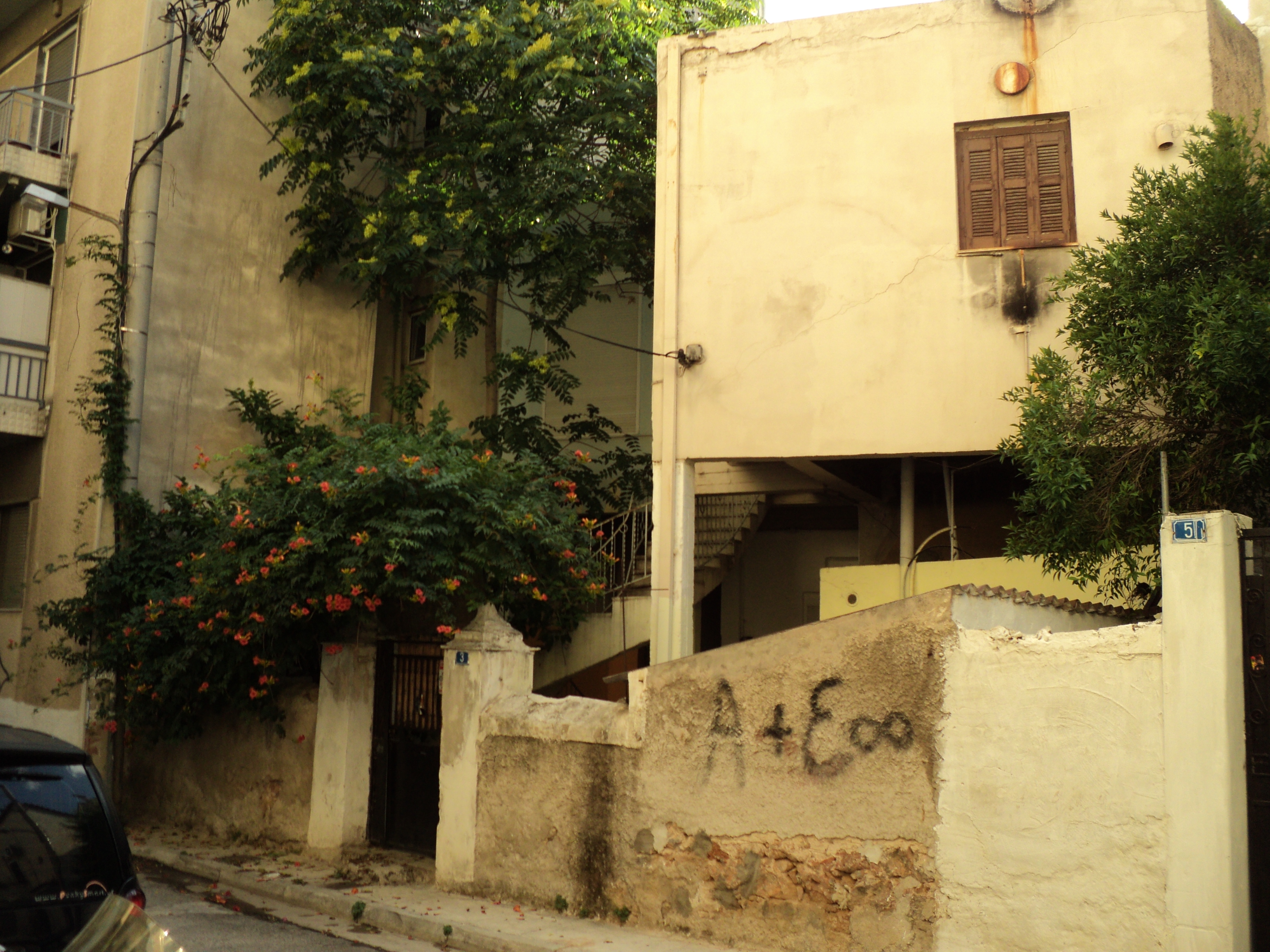 General view of the east facade on Volou Street (2016)