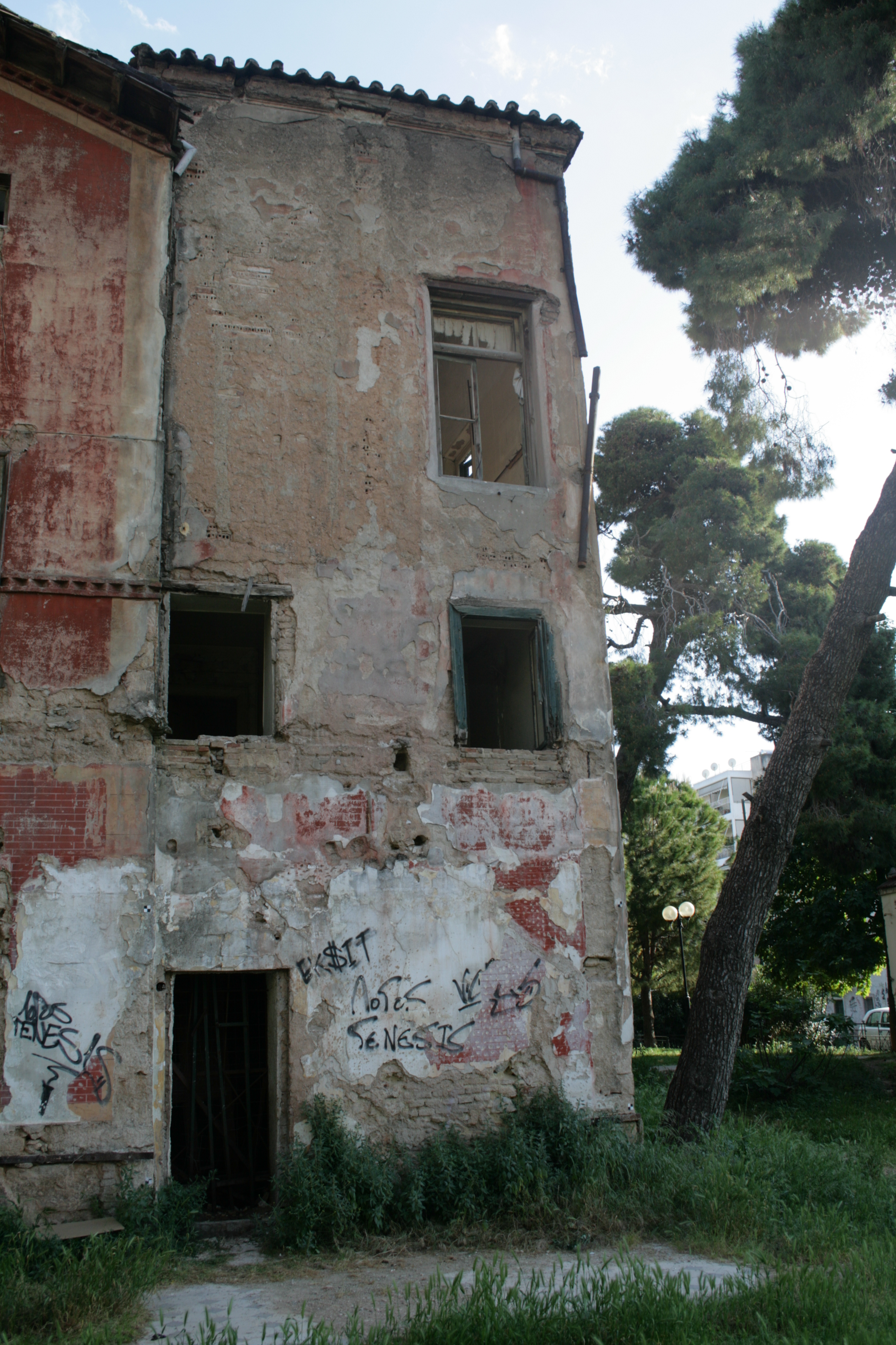 Side view (of the extention building)