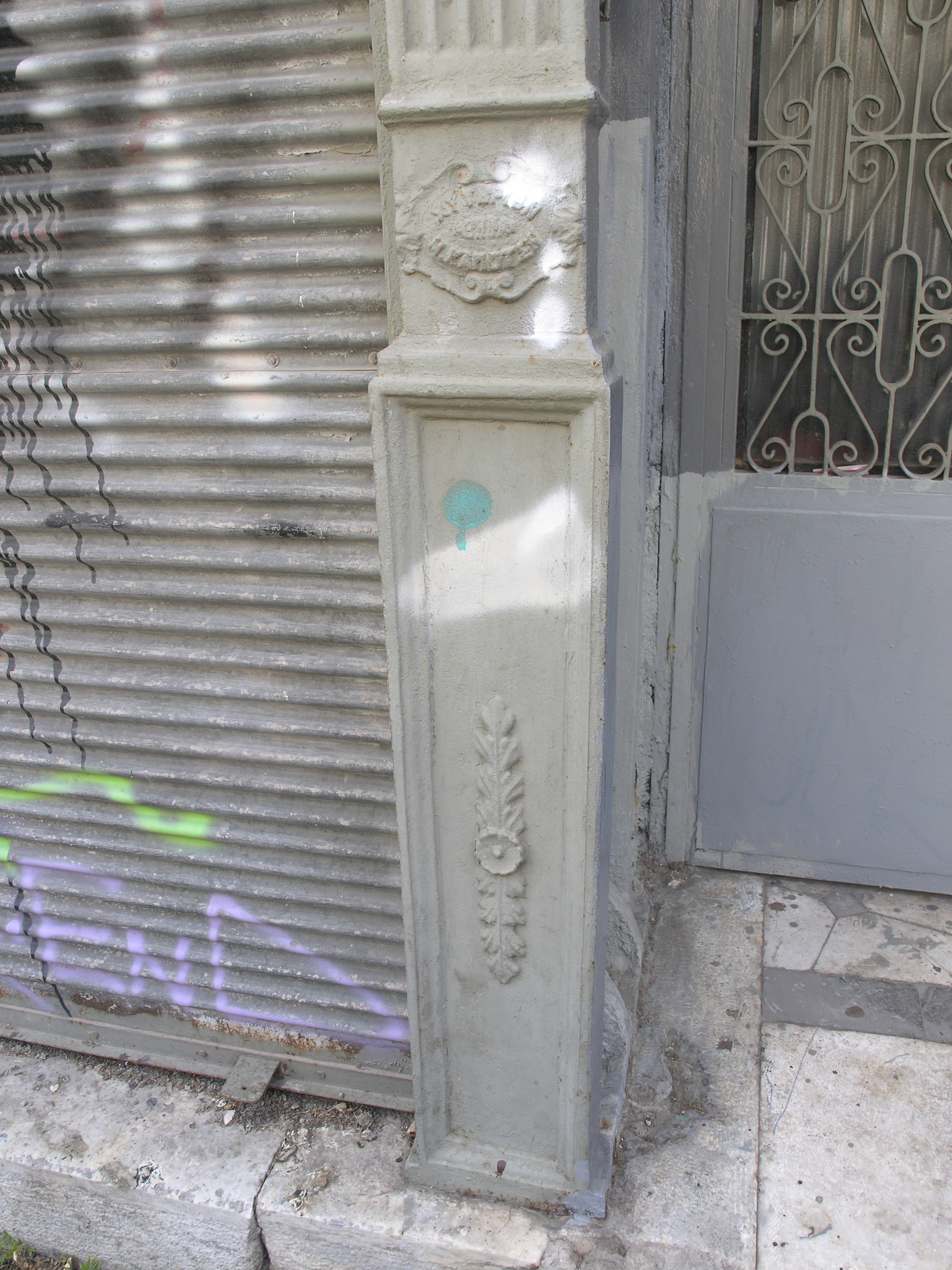 Λεπτομέρεια κάτω τμήματος παραστάδας της κύριας όψης