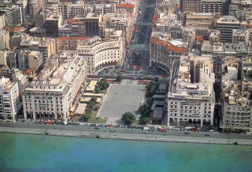 Εικ.1 Πλατεία Αριστοτέλους. Άποψη από την πλευρά της θάλασσας, αρχές δεκαετίας 1990 (ταχυδρομικό δελτάριο εκδόσεων Τούμπη).