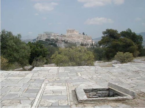 Η θέα προς την Ακρόπολη από τα καθιστικά.