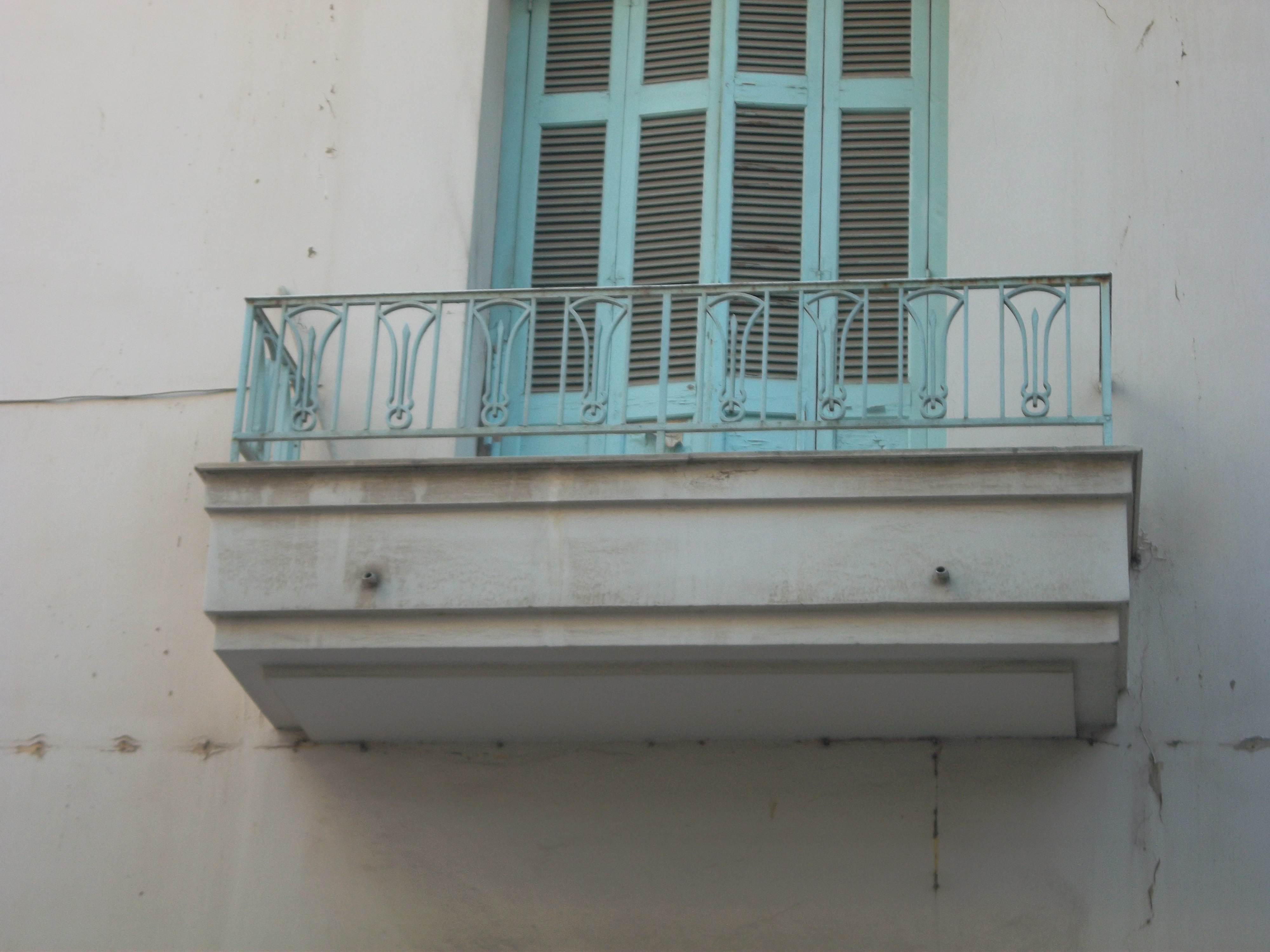 Detail of the facade with the balcony (2013)