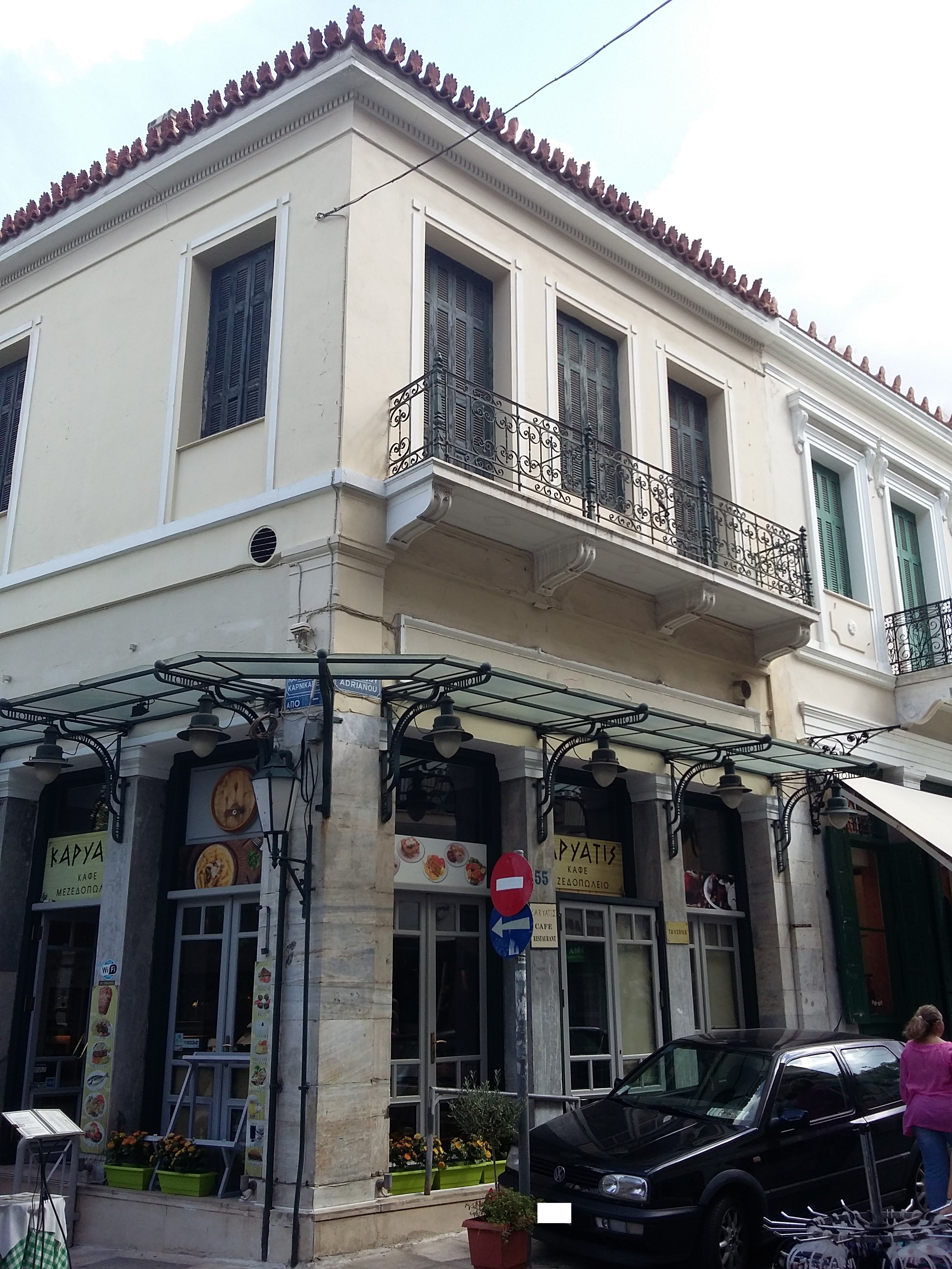 Γενική όψη επί της οδού Αδριανού