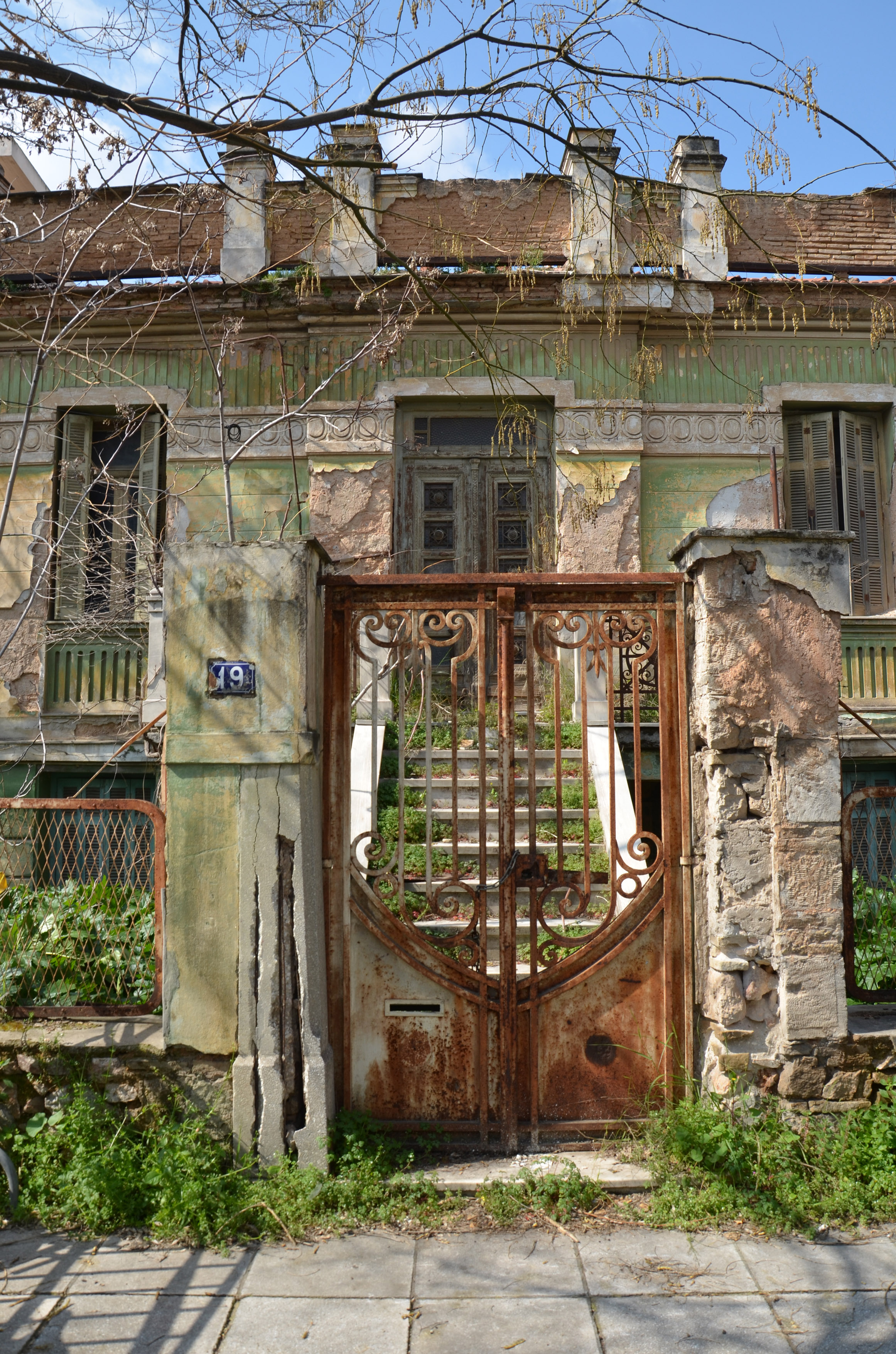 Entrance door to the garden