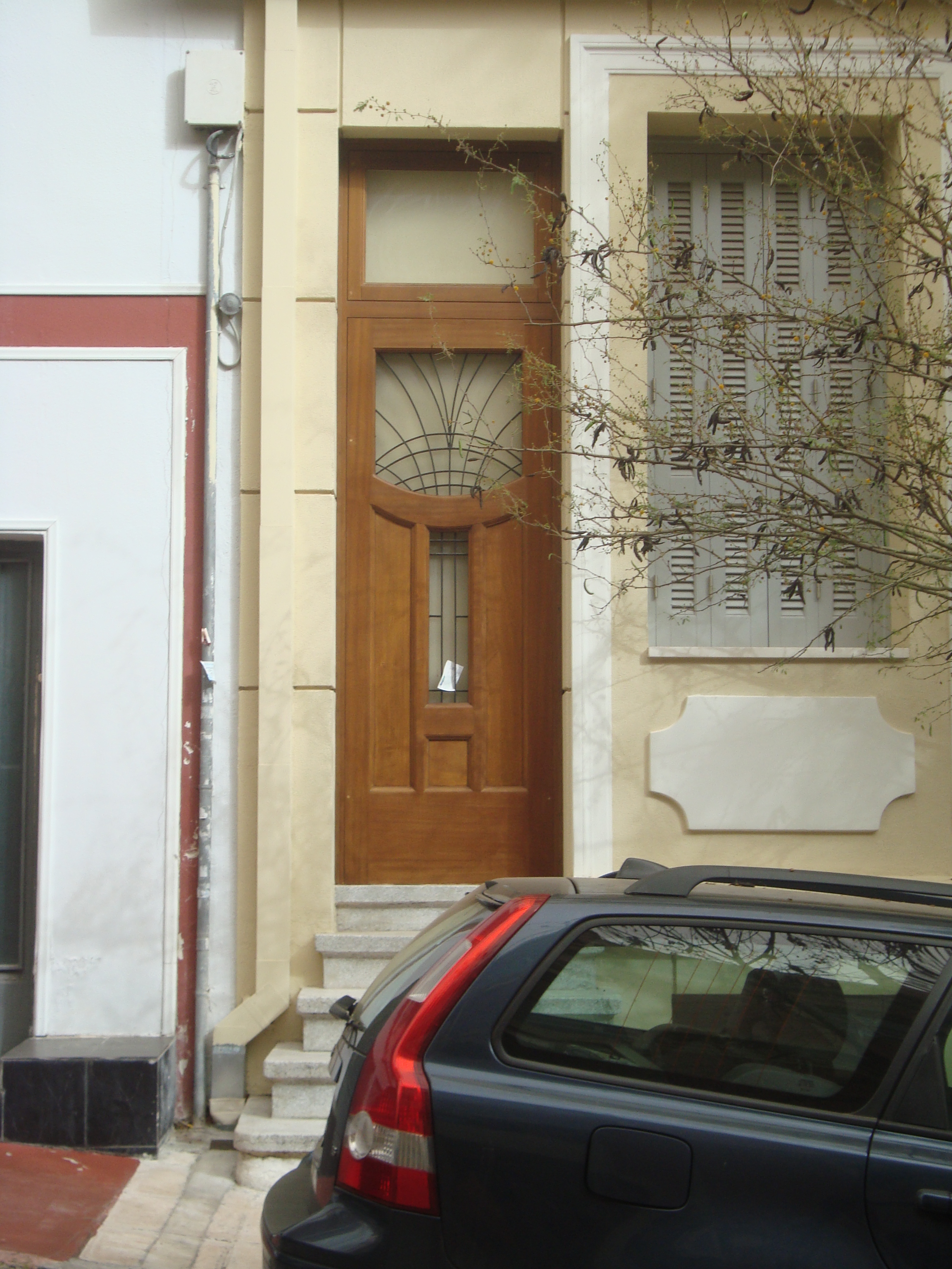 Γενική κεντρικής εισόδου επί της οδού Καρατζά