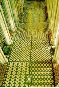 Ο λαβύρινβος της Amiens στο κεντρικό διάζωμα του ναού
http://www.labyrinth
-enterprises.com/