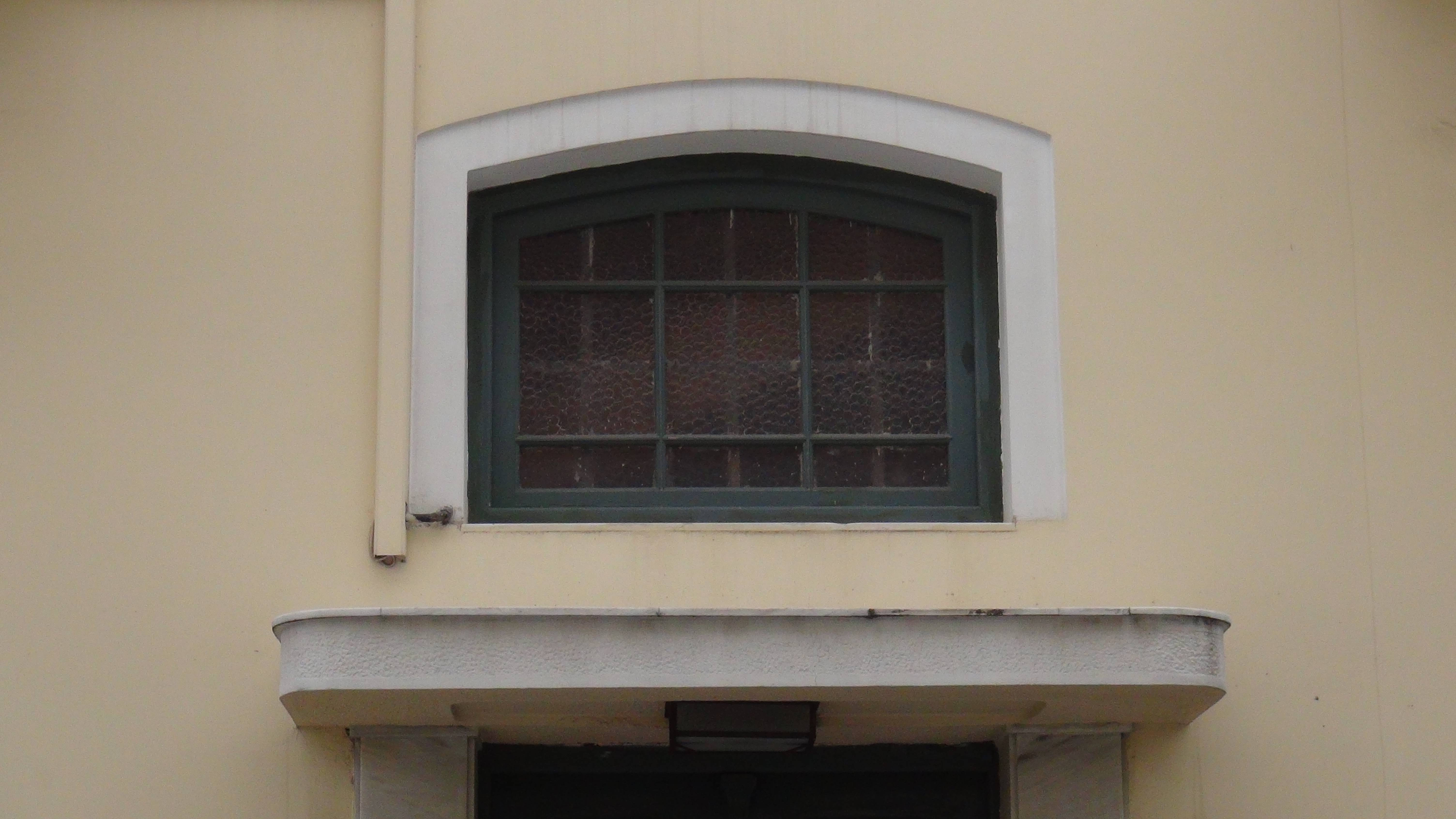 Window over the entrance door in 20 Rostan St.