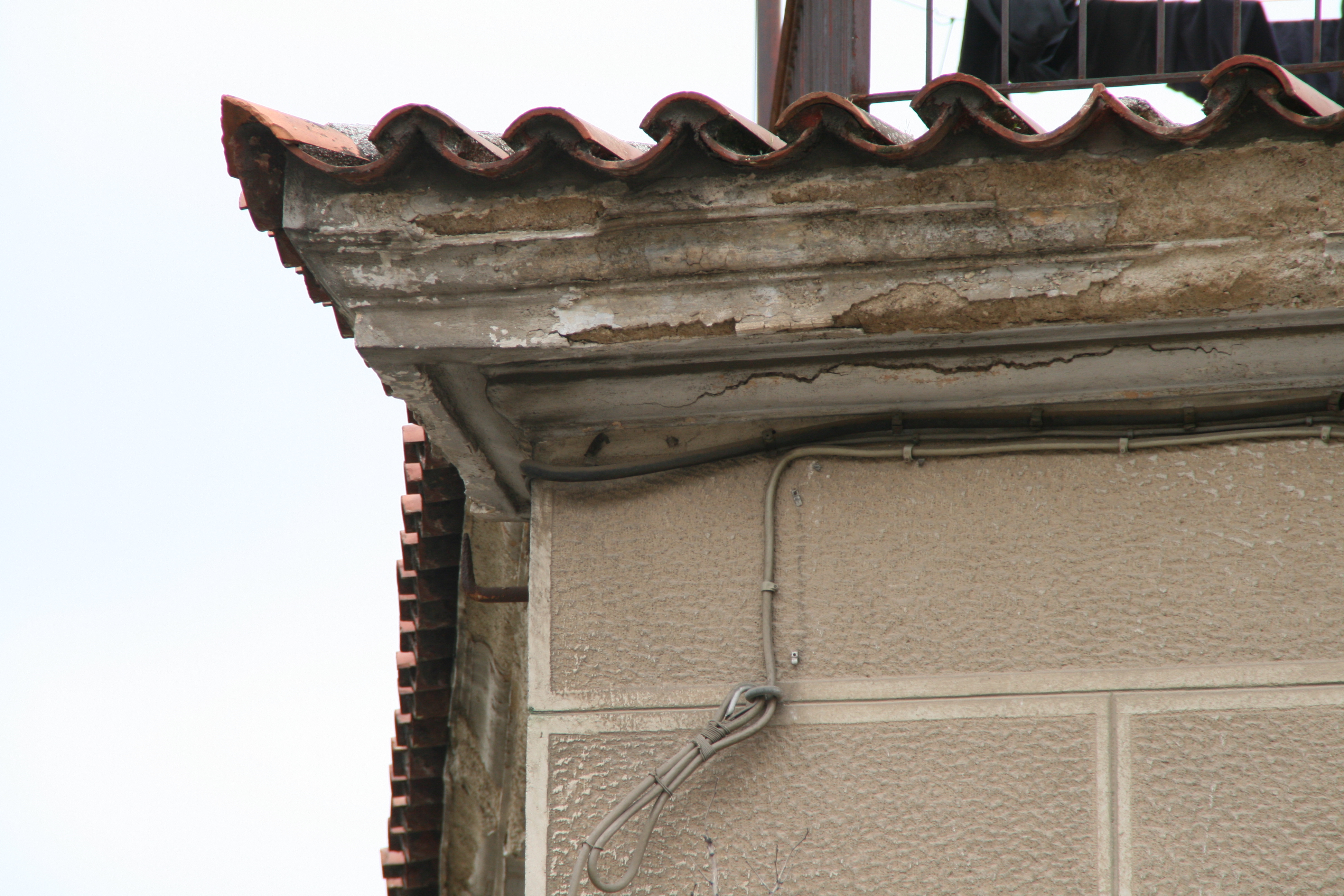 Detail of the main facade, cornice (2014)