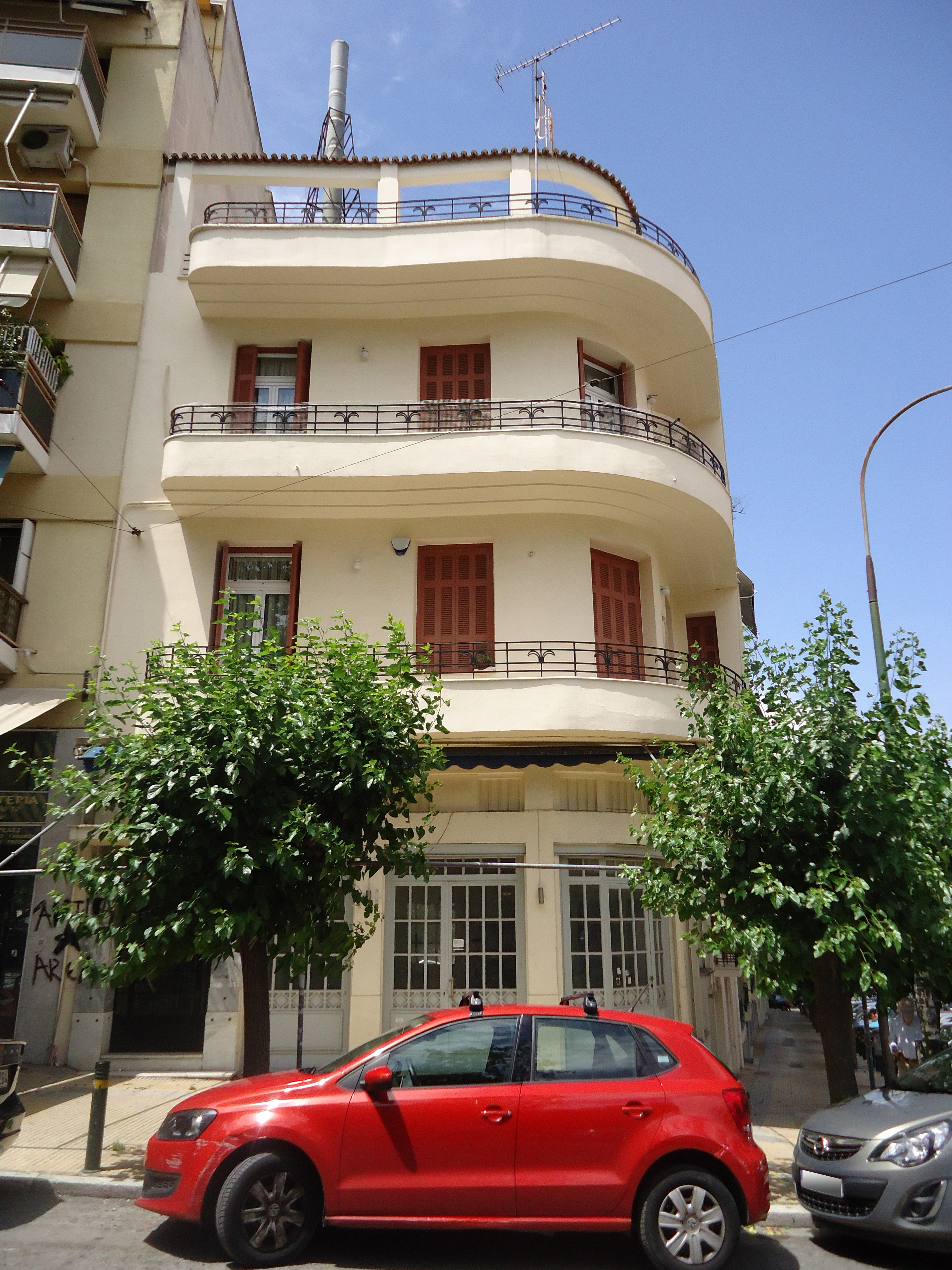 Γενική πλάγιας όψης επί της πλατείας Προφήτου Ηλία