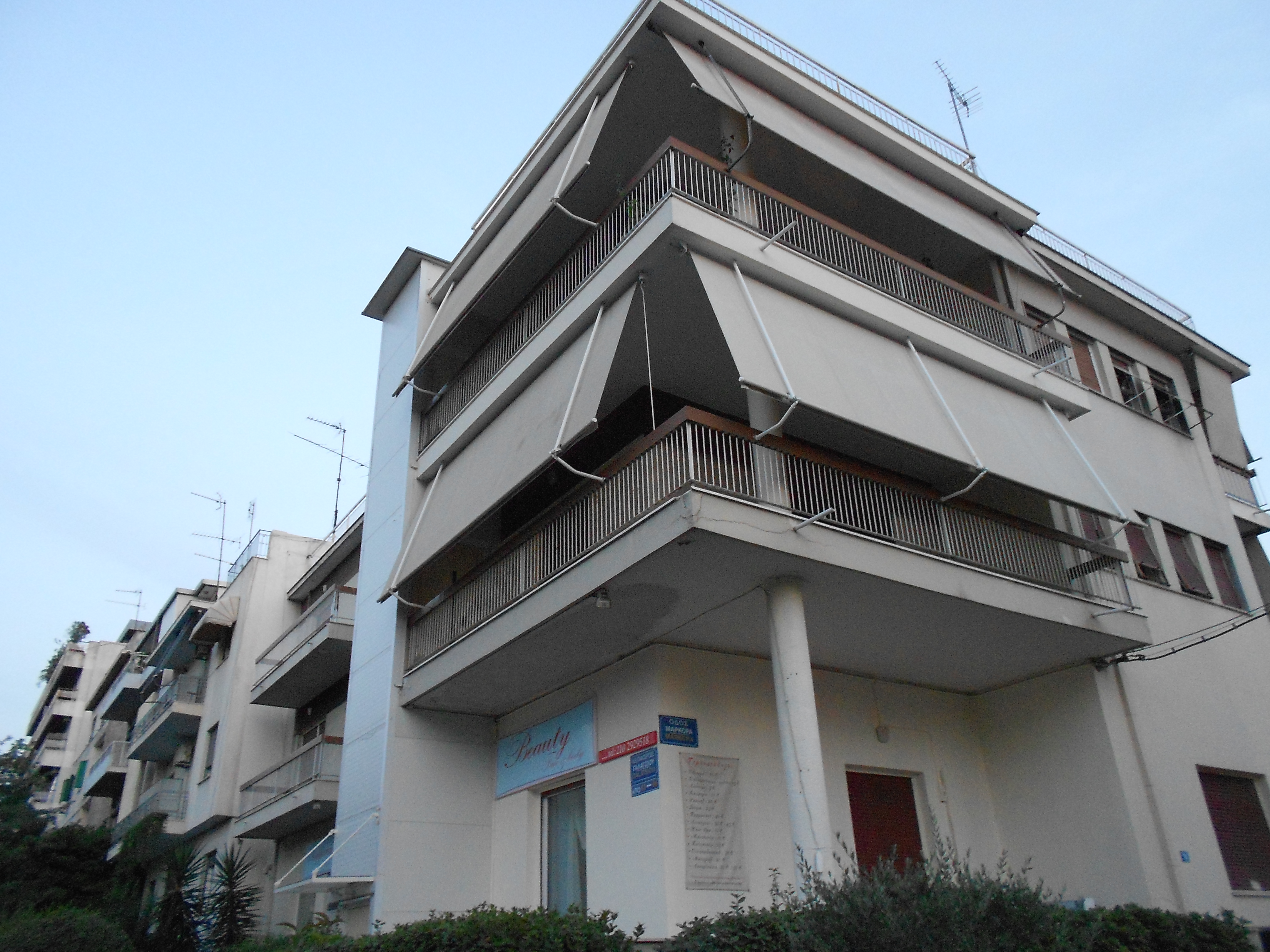 Όψη κτηρίου από γωνία οδού Μαρκορά και λεωφ. Γαλατσίου