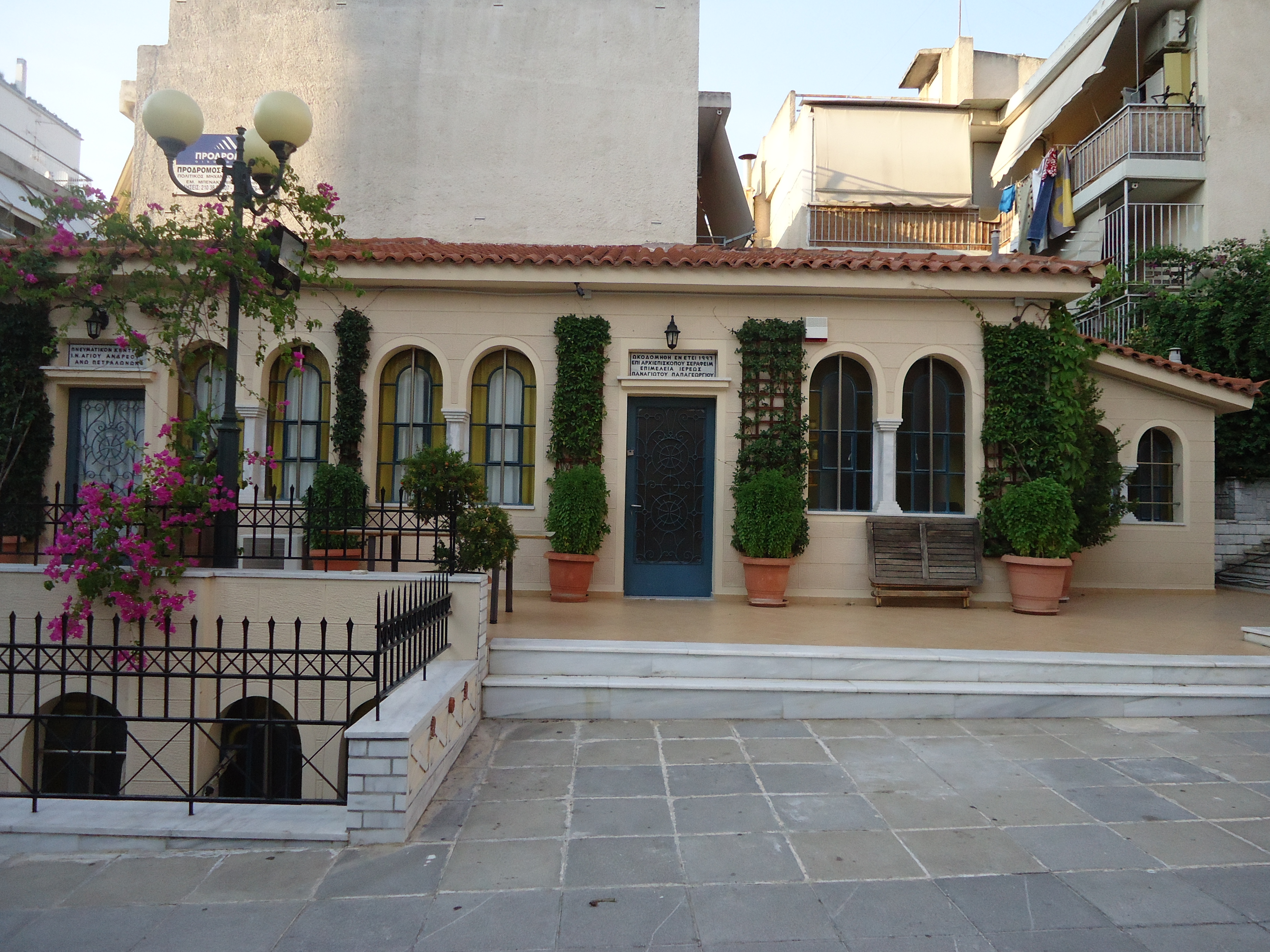 General view of the auxiliary buildings