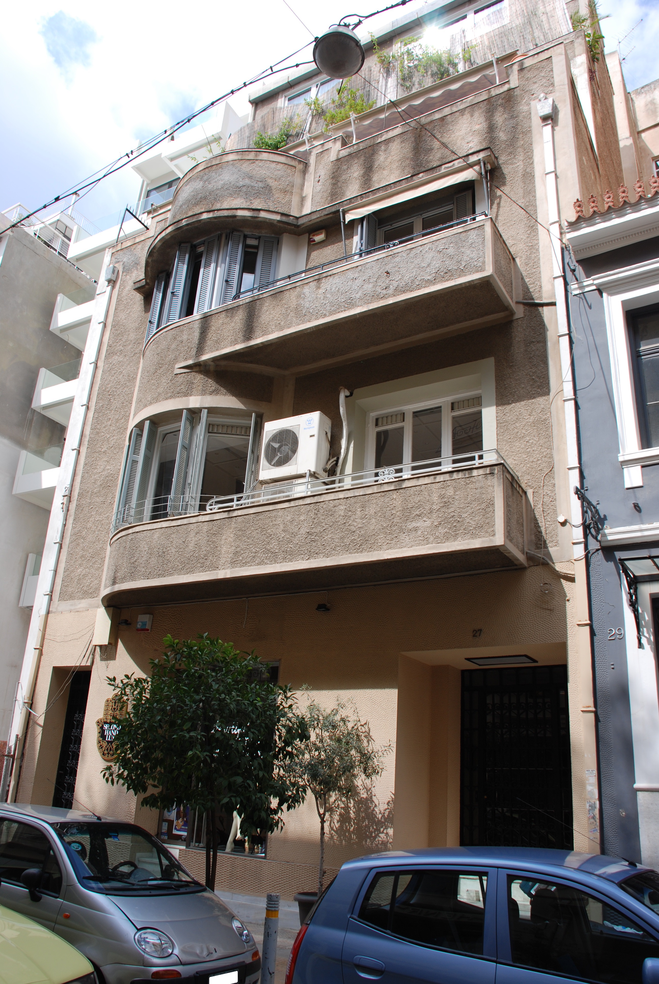Γενική όψη επί της οδού Χάρητος