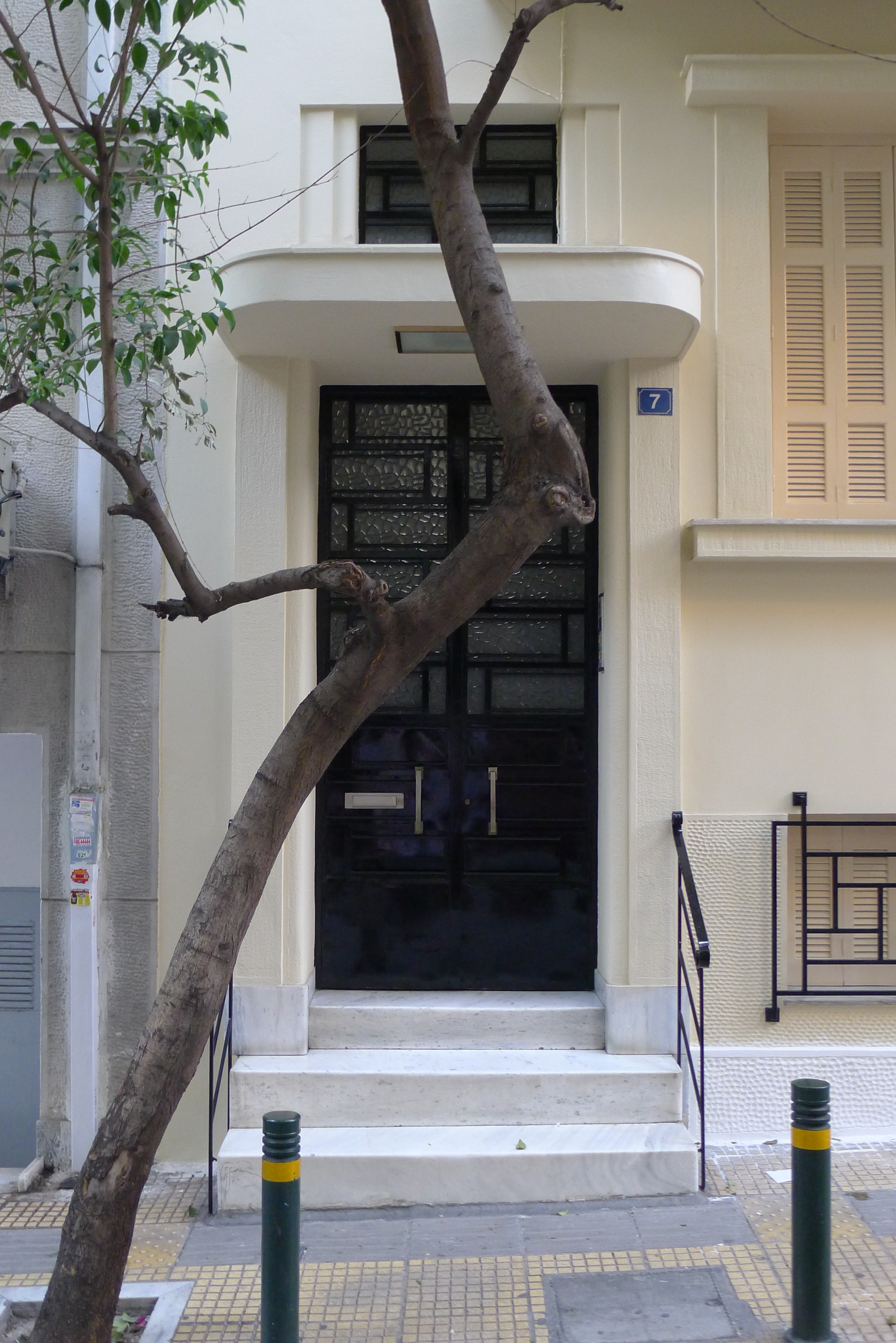 General view of the entrance door (2013)
