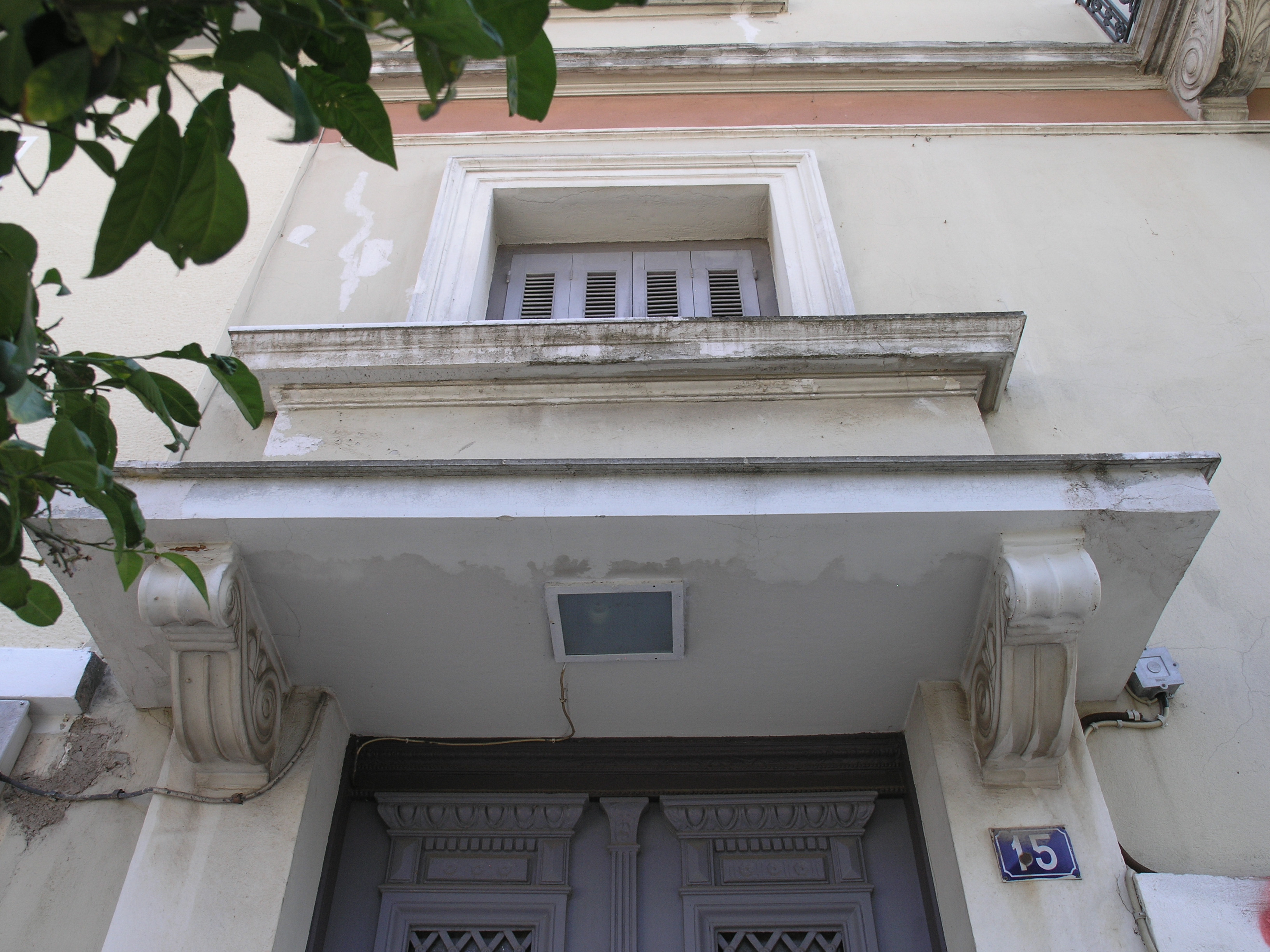Λεπτομέρεια εισόδου επί της οδού Επταχάλκου