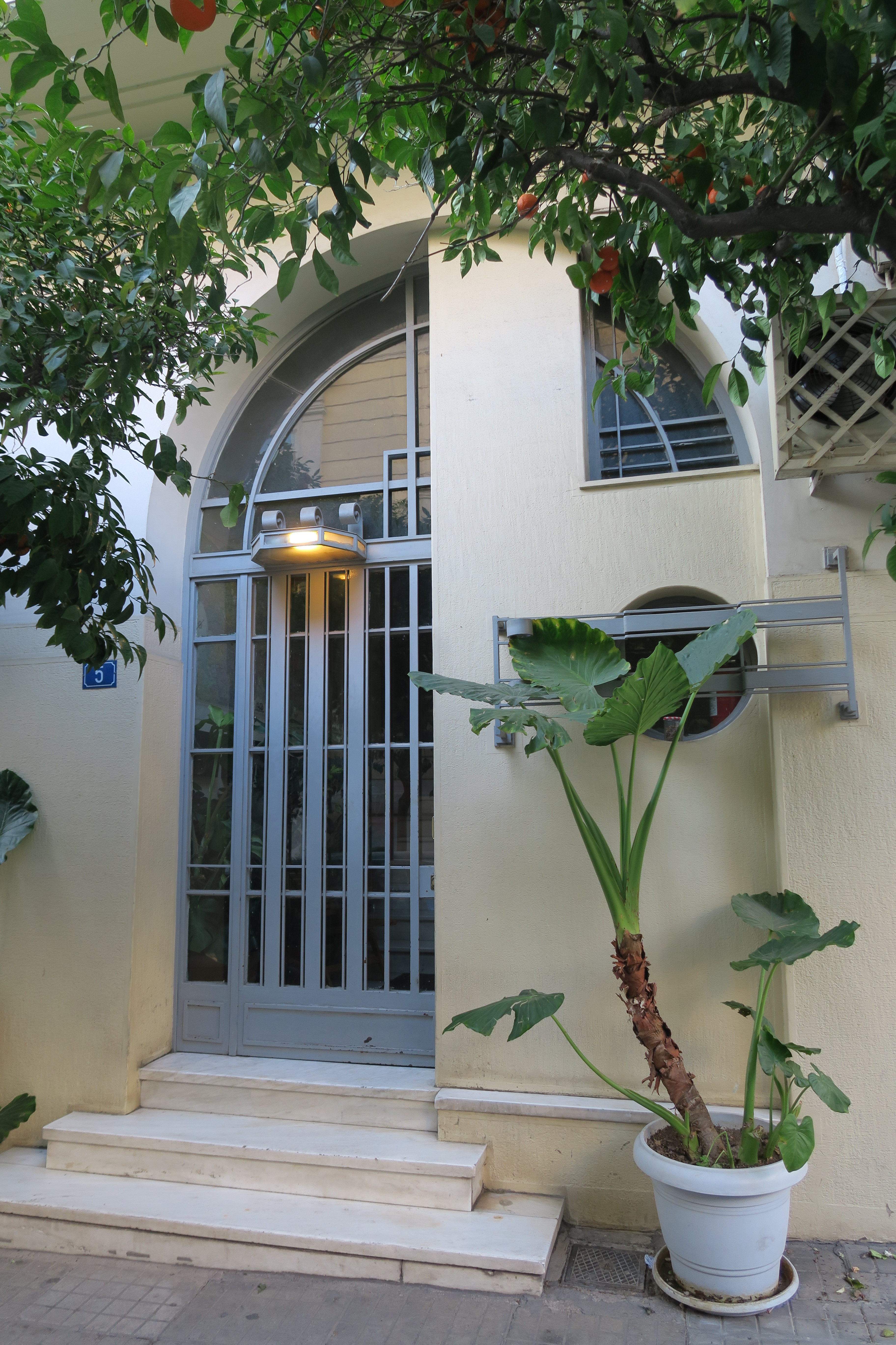 General view of entrance door (2017)