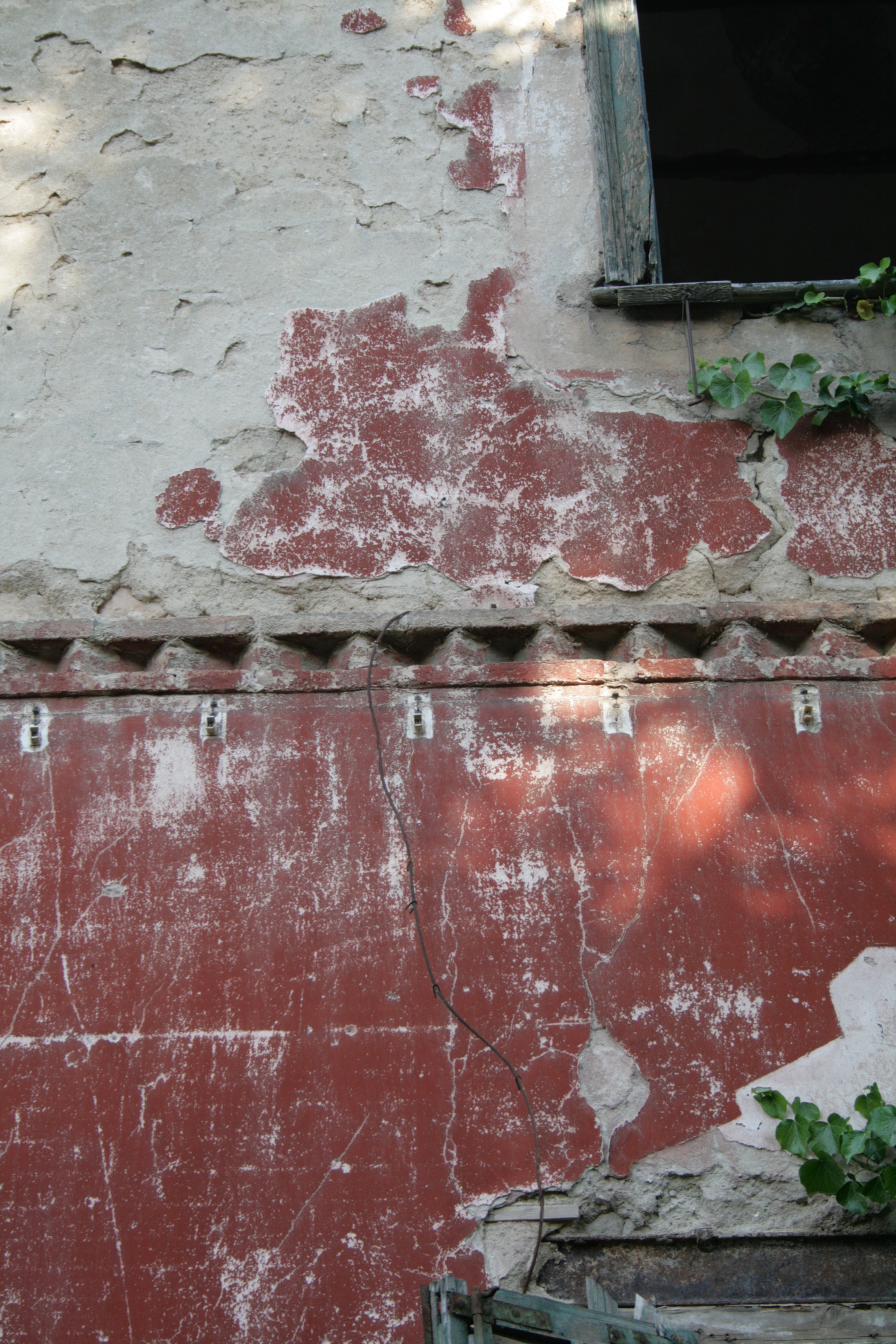 Wall detail (notched decoration)