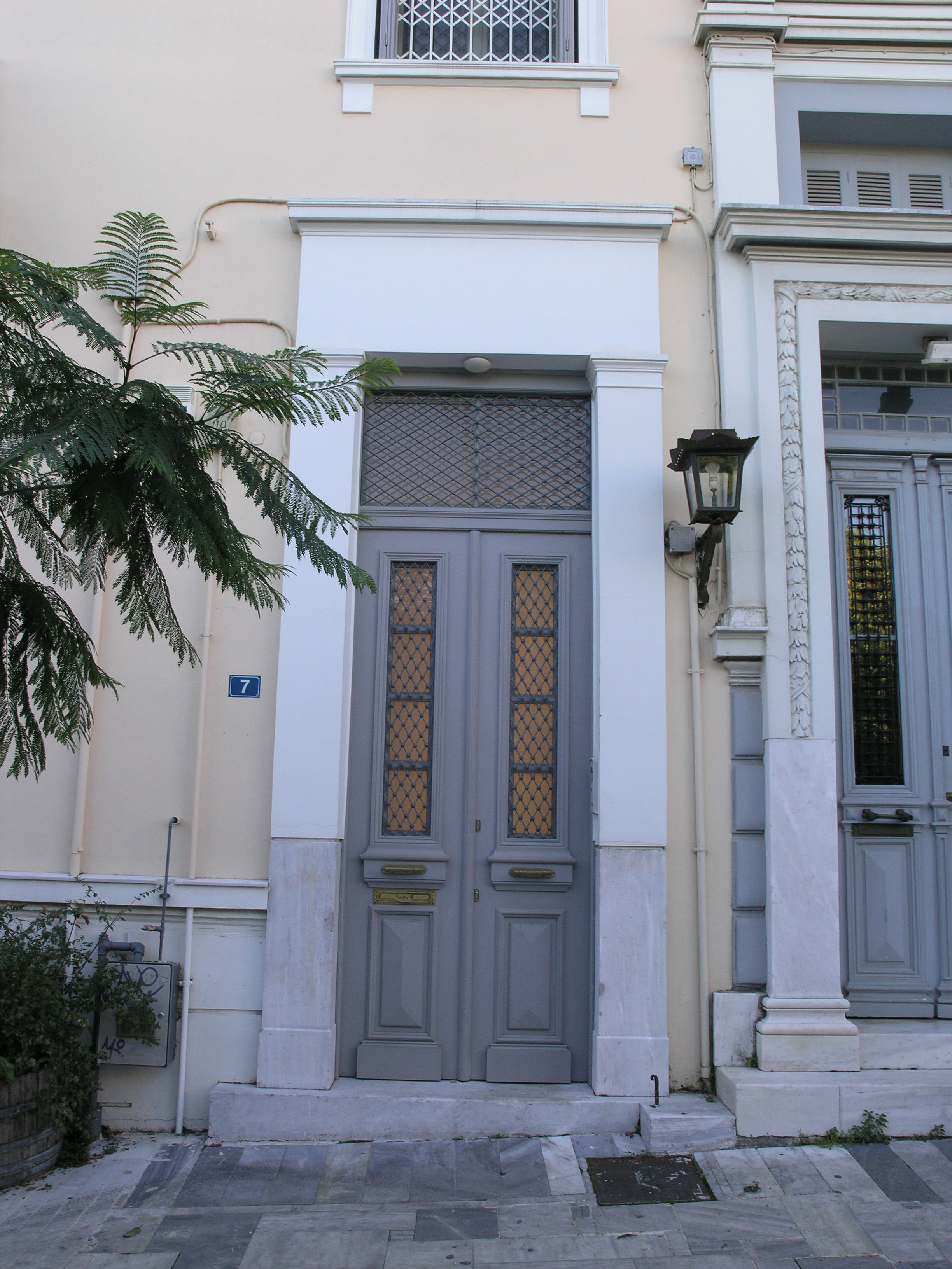 View of rigt side entrance