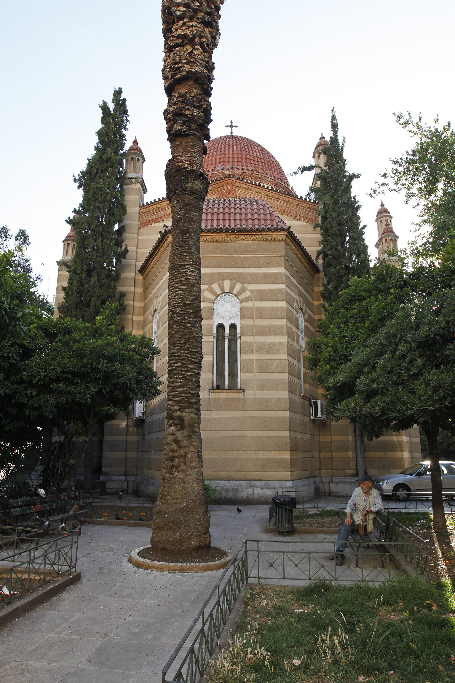 Πίσω όψη ναού (ανατολική) από πλατεία Αγίου Λουκά