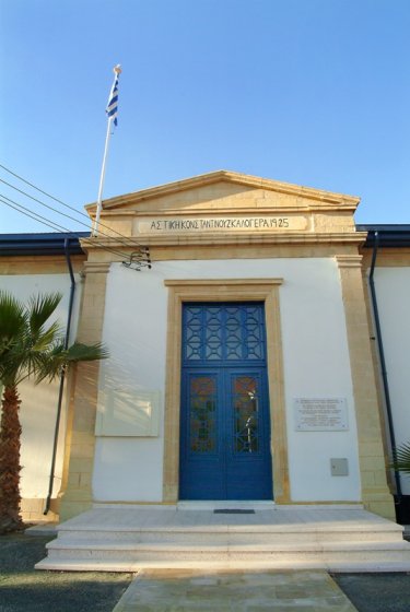 Η Αστική Σχολή Κλεάνθη Καλογερά, κτισμένη στις αρχές της δεκ. του 1920, σε νεοκλασικό ρυθμό. Σήμερα εξυπηρετεί μέρος των στεγαστικών αναγκών του Παγκύπριου Λυκείου Λάρνακας.