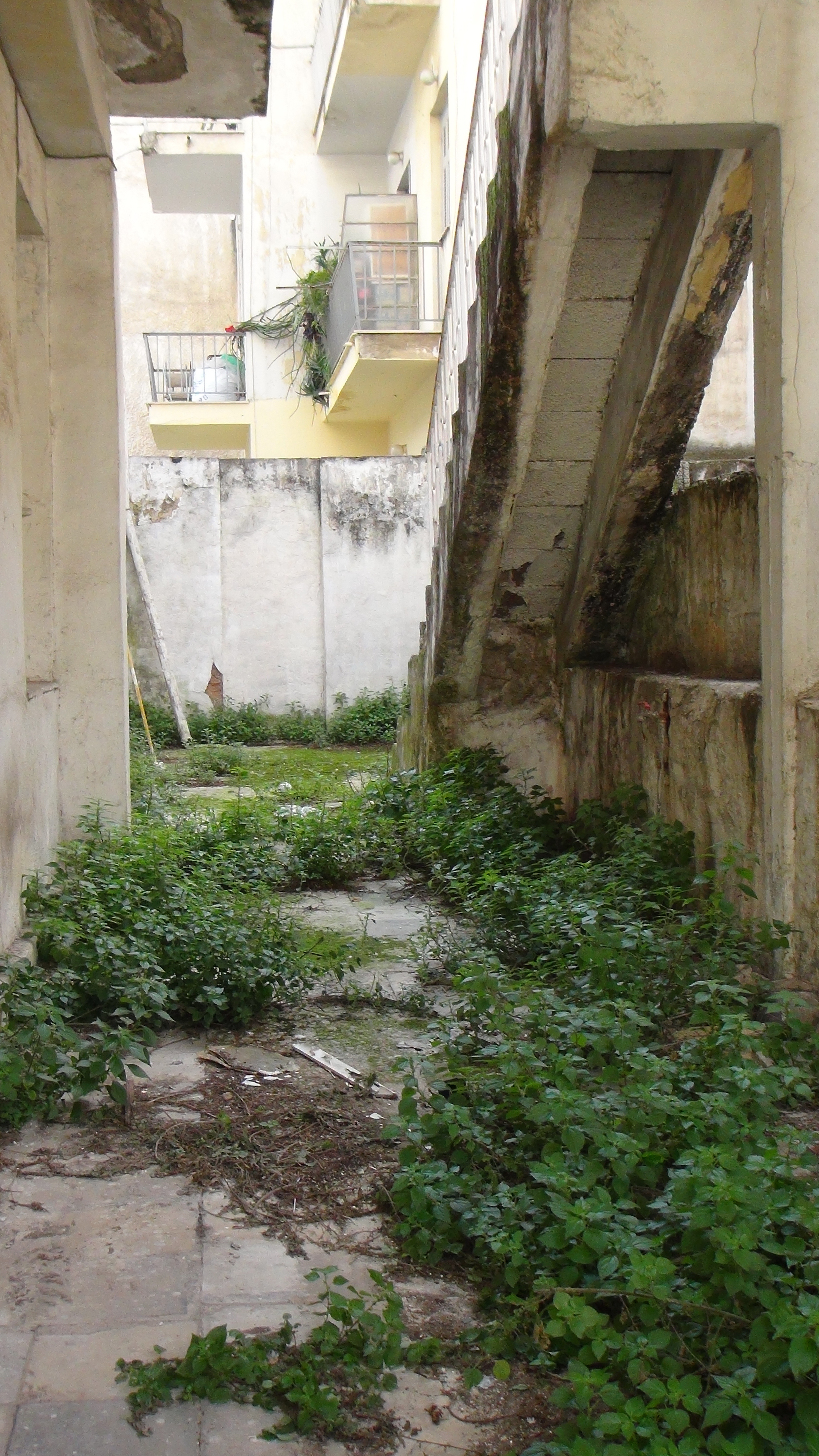 Άποψη αυλής. Άποψη εξωτερικής σκάλας που οδηγεί στον άνω όροφο.