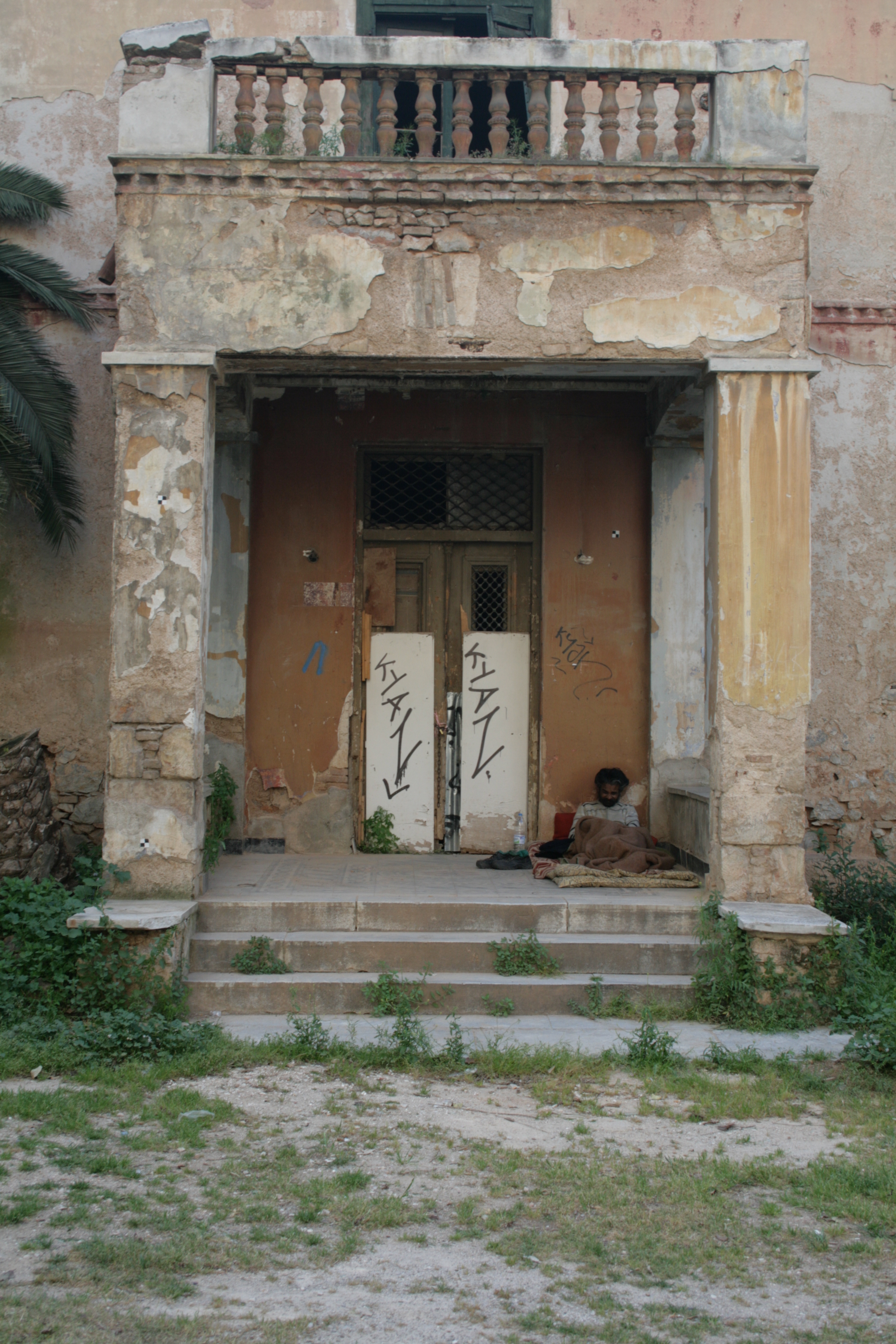 Entrance with propylon