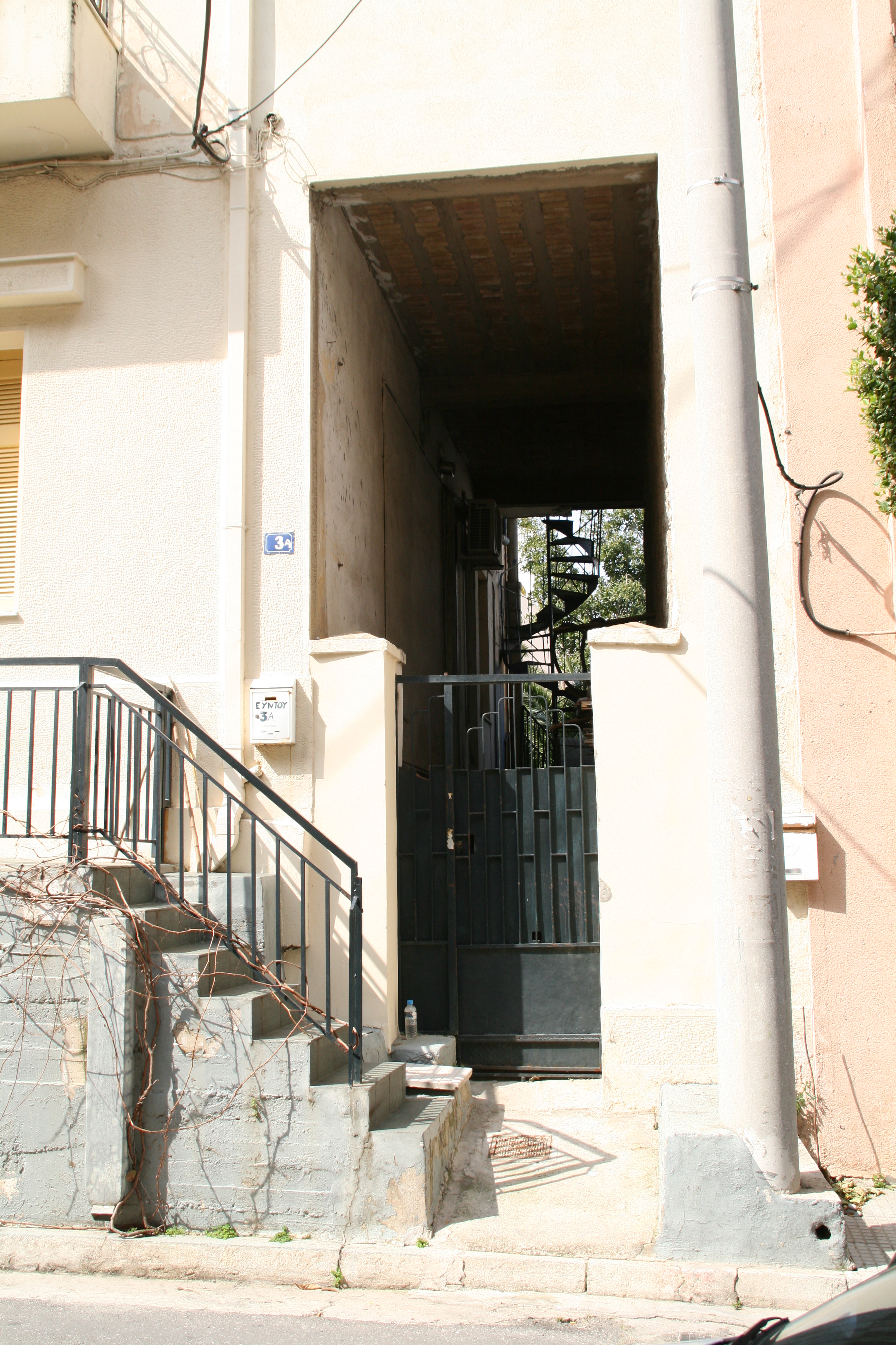 Courtyard door to the side entrance and the upper floor (2014)
