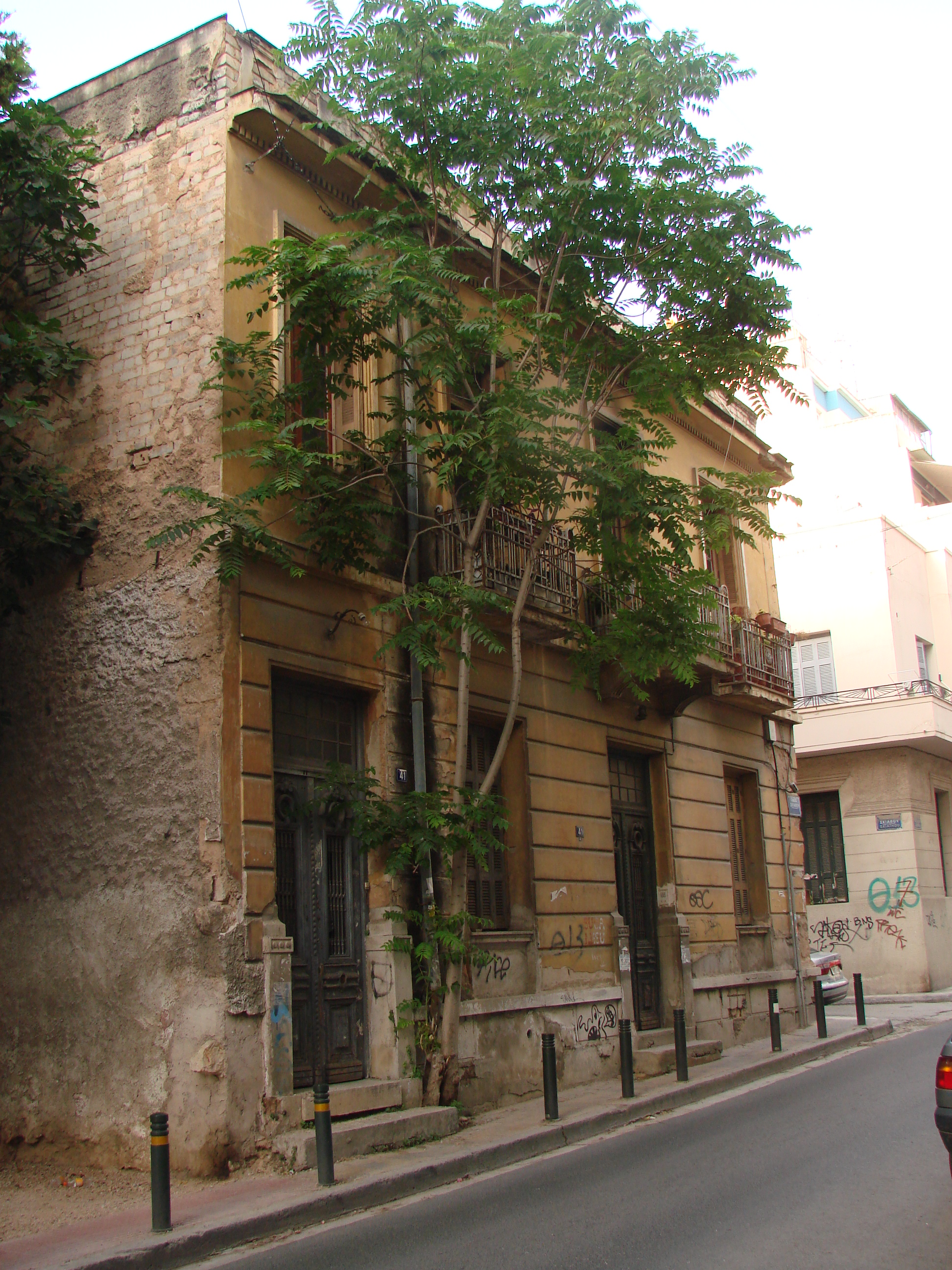 General view of the Skiathou street facade (2013)