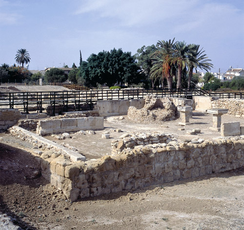 Τα αρχιτεκτονικά κατάλοιπα των μυκηναϊκών ναών του 1200 π.Χ. στον αρχαιολογικό χώρο "Αρχαίο Κίτιο", που ανασκάφηκαν από τον κύπριο αρχαιολόγο Βάσο Καραγιώργη τη δεκαετία του 1960. Διακρίνονται τα θυσιαστήρια των ναών.