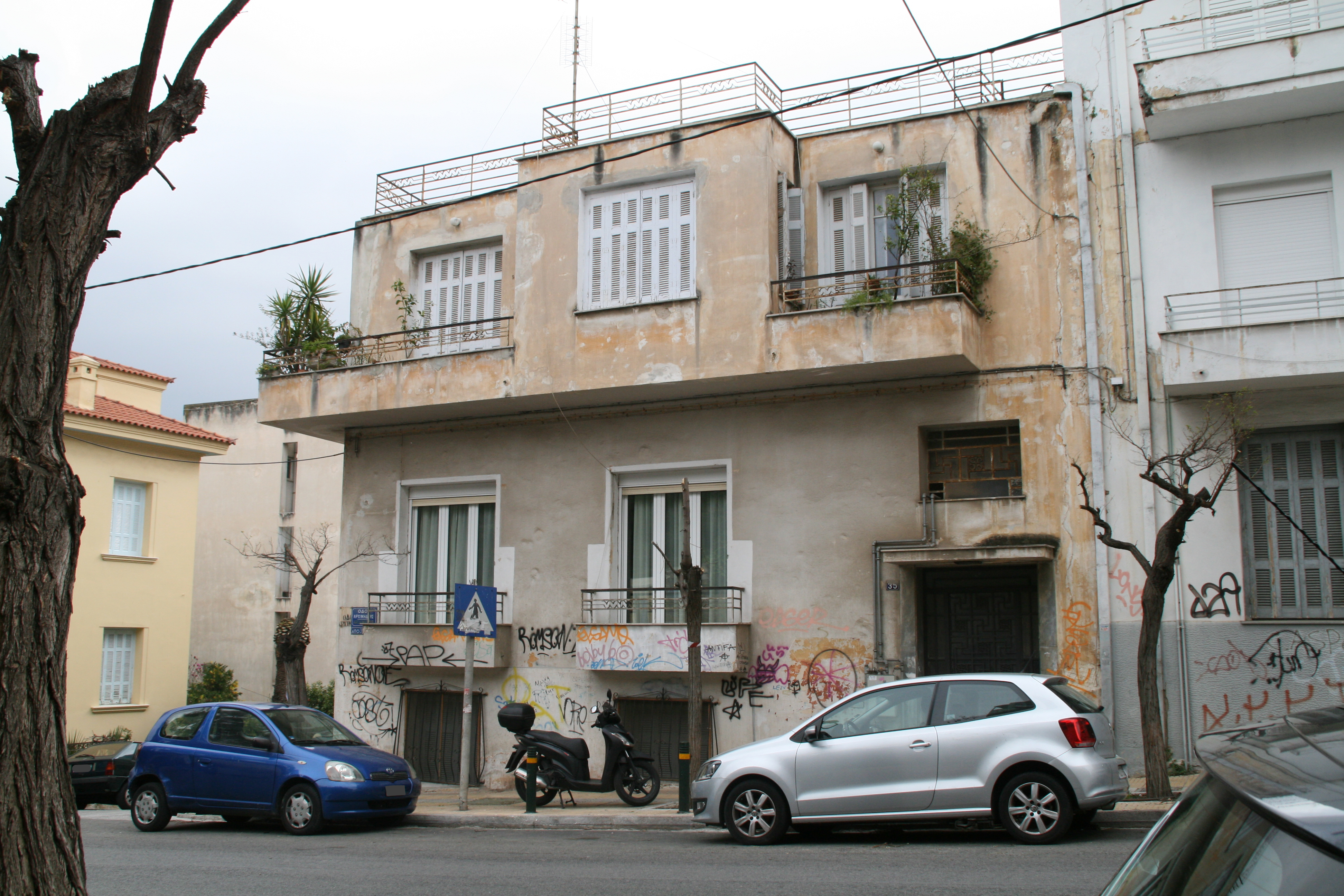 General view of the facade on Archimidous street (2014)