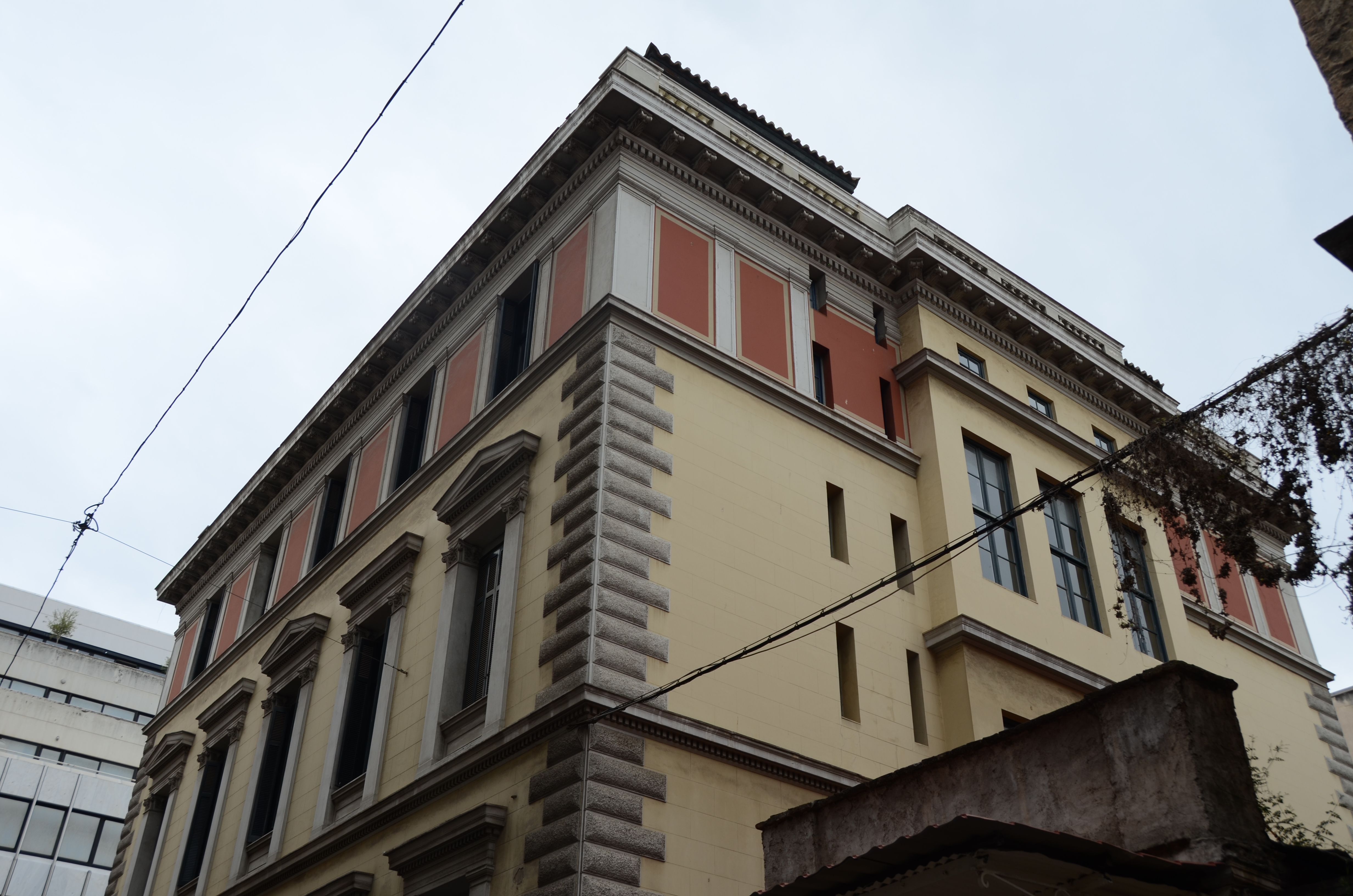 Λεπτομέρεια πλάγιας και οπίσθιας όψης