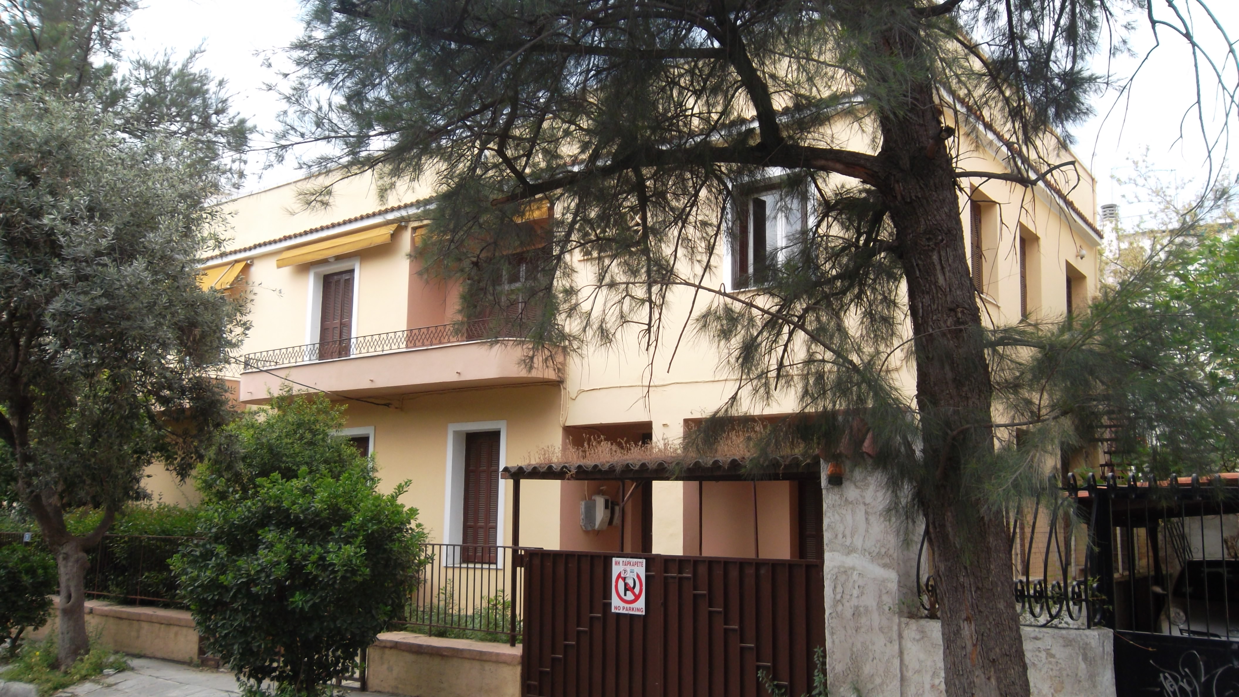 Άποψη πρόσοψης και πλαϊνής όψης από την οδό Μαρκορά.